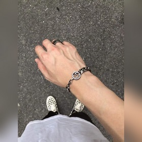 Браслет Gucci с арабской гравировкой и застежкой виде двух G в фо