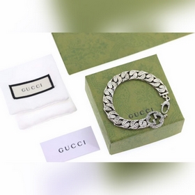 Браслет Gucci с арабской гравировкой и застежкой виде двух G в фо