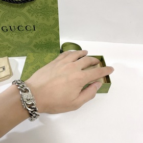Gucci Популярный браслет с подвеской виде двойной буквы G и коль