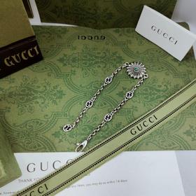 Новая модель Gucci с переплетенными буквами G и другими основными