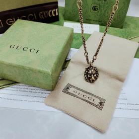 Лев, украшающий этот кулон-колье от Gucci, изготовлен из металла