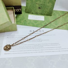 Лев, украшающий этот кулон-колье от Gucci, изготовлен из металла 