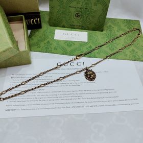 Лев, украшающий этот кулон-колье от Gucci, изготовлен из металла 
