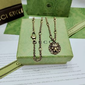 Лев, украшающий этот кулон-колье от Gucci, изготовлен из металла 