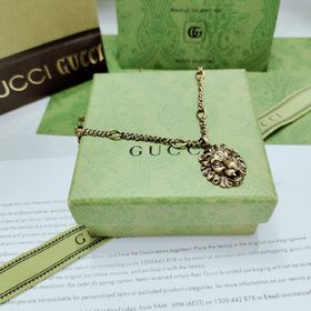 Лев, украшающий этот кулон-колье от Gucci, изготовлен из металла 