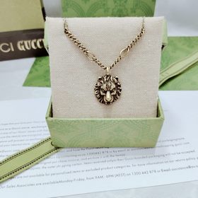Лев, украшающий этот кулон-колье от Gucci, изготовлен из металла 