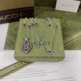 Новый дизайн Gucci с увеличенной формой и романтичными мотивами в