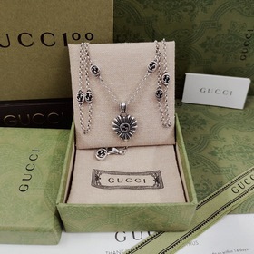 Новый дизайн Gucci с увеличенной формой и романтичными мотивами в