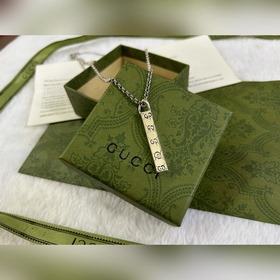 Gucci Сережка с черепом и костями Длина： 50+5 см
