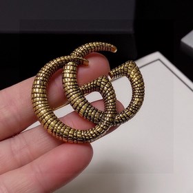 Новые броши Gucci, представленные в магазинах Gucci, являются укр
