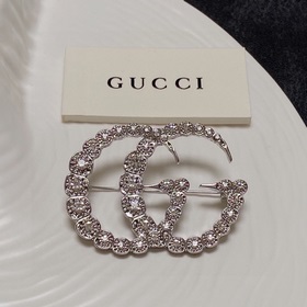 Новые броши Gucci, представленные в магазинах Gucci, являются укр