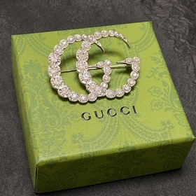 Новые броши Gucci, представленные в магазинах Gucci, являются укр