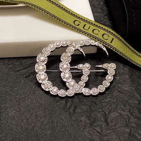 Новые броши Gucci, представленные в магазинах Gucci, являются укр