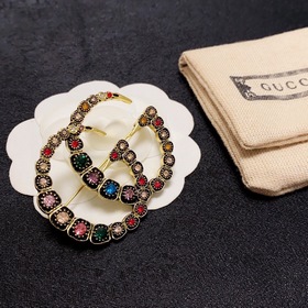 Новые броши Gucci с ретро-бриллиантами, представленные в магазина