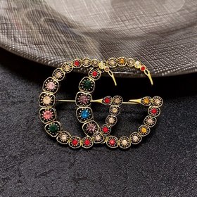 Новые броши Gucci с ретро-бриллиантами, представленные в магазина
