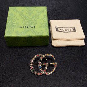 Новые броши Gucci с ретро-бриллиантами, представленные в магазина