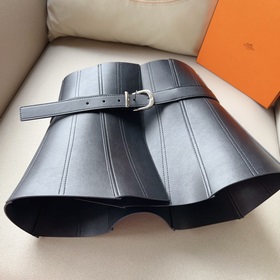 Пояс Hermes 26 см. Превосходный вид на фигуре, подходит к пальто 