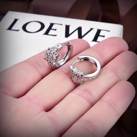 Новые серьги от Loewe стали популярными в Интернете. Простые и эл