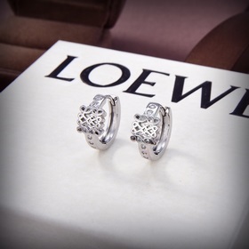 Новые серьги от Loewe стали популярными в Интернете. Простые и эл