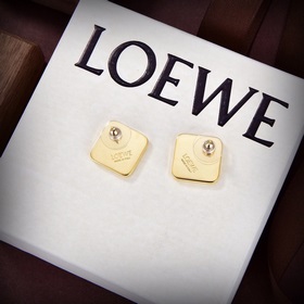 Новые серьги от Loewe стали популярными в Интернете. Простые и эл