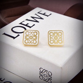Новые серьги от Loewe стали популярными в Интернете. Простые и эл