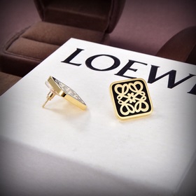 Новые серьги от Loewe стали популярными в Интернете. Простые и эл