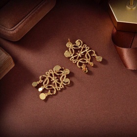 LOEWE Серьги-гвоздики Классический дизайн с логотипом LOEWE Anagr