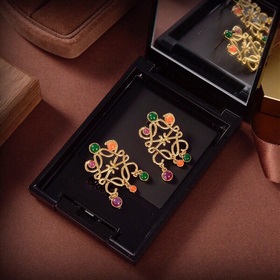 LOEWE Серьги-гвоздики Классический дизайн с логотипом LOEWE Anagr