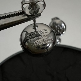 L0EWE Loewe серьги-гвоздики кольцевая застежка с гравировкой LOEW