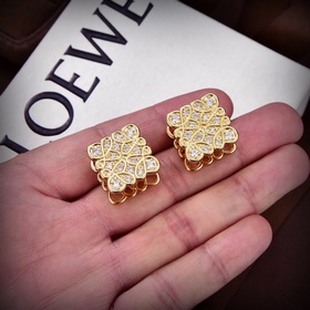Новые серьги-гвоздики с буквами от Loewe. Необычный дизайн, индив