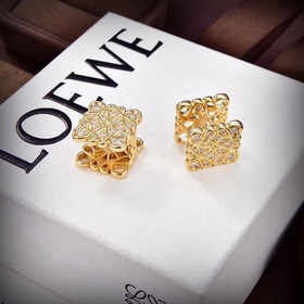 Новые серьги-гвоздики с буквами от Loewe. Необычный дизайн, индив