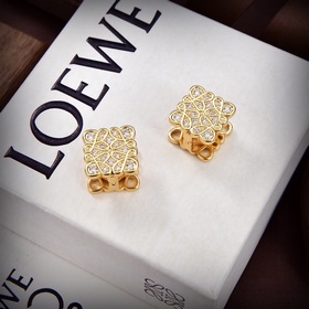 Новые серьги-гвоздики с буквами от Loewe. Необычный дизайн, индив