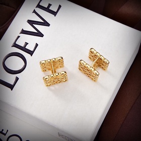 Новые серьги-гвоздики с буквами от Loewe. Необычный дизайн, индив