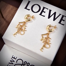 Новые золотые серьги-гвоздики от Loewe. Необычный дизайн, полный