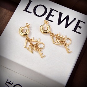 Новые золотые серьги-гвоздики от Loewe. Необычный дизайн, полный 