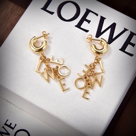 Новые золотые серьги-гвоздики от Loewe. Необычный дизайн, полный 