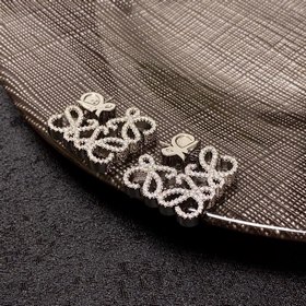 Новая модель 2024 года от LOEWE. Серьги с бриллиантами. Влюбилась