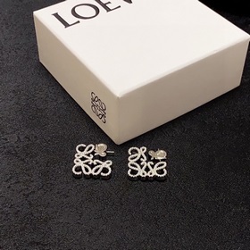 Новая модель 2024 года от LOEWE. Серьги с бриллиантами. Влюбилась