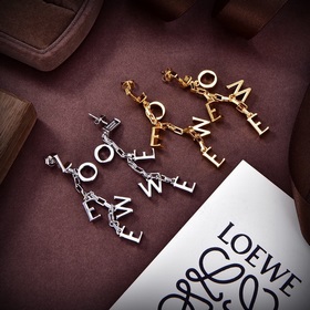 Новые серьги-гвоздики с буквами от Loewe. Необычный дизайн, индив