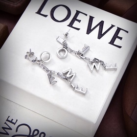 Новые серьги-гвоздики с буквами от Loewe. Необычный дизайн, индив