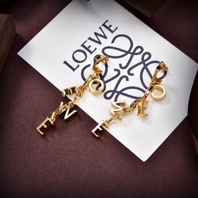 Новые серьги-гвоздики с буквами от Loewe. Необычный дизайн, индив