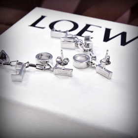 Новые серьги-гвоздики с буквами от Loewe. Необычный дизайн, индив