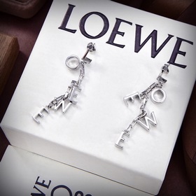 Новые серьги-гвоздики с буквами от Loewe. Необычный дизайн, индив