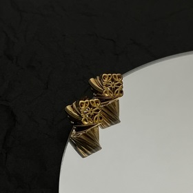 L0EWE Loewe серьги-гвоздики кольцевая застежка с гравировкой LOEW