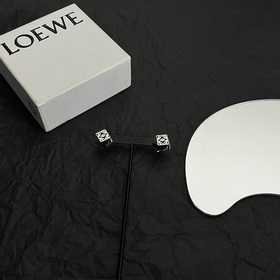 L0EWE Loewe серьги-гвоздики кольцевая застежка с гравировкой LOEW