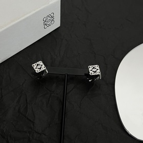 L0EWE Loewe серьги-гвоздики кольцевая застежка с гравировкой LOEW