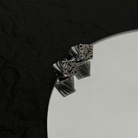 L0EWE Loewe серьги-гвоздики кольцевая застежка с гравировкой LOEW