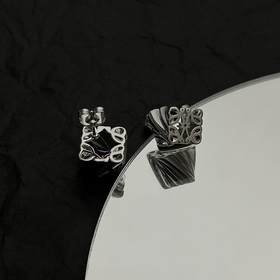 L0EWE Loewe серьги-гвоздики кольцевая застежка с гравировкой LOEW