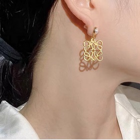 LOEWE Серьги-гвоздики Классический дизайн с логотипом LOEWE Anagr
