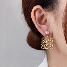 LOEWE Серьги-гвоздики Классический дизайн с логотипом LOEWE Anagr